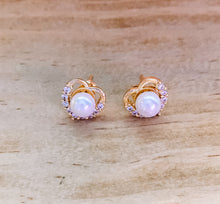 Load image into Gallery viewer, Heart &amp; pearl studs
